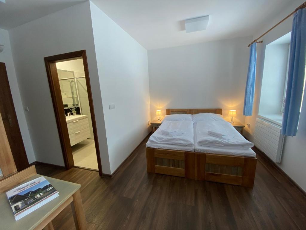 Postel nebo postele na pokoji v ubytování Resort Rybníček