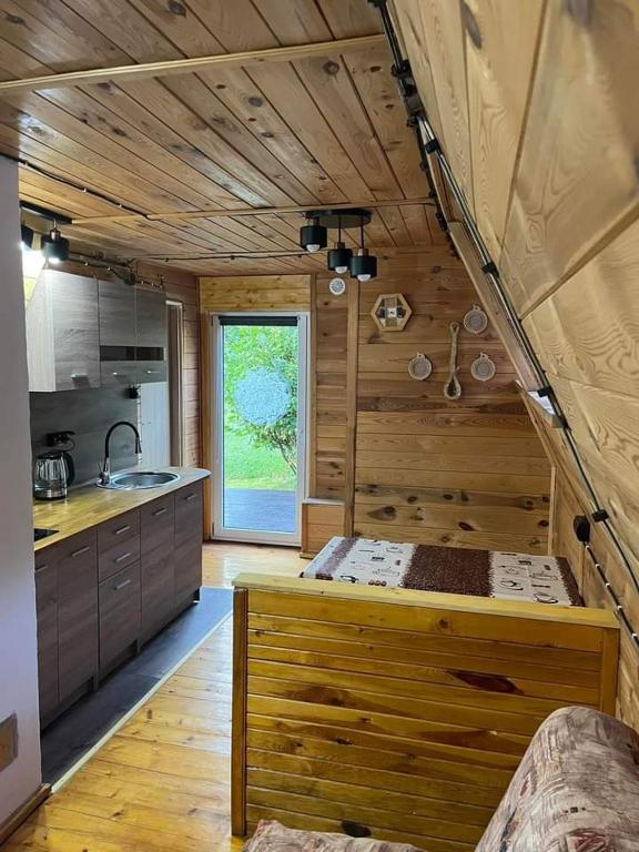 Kuchyň nebo kuchyňský kout v ubytování Chatka pod lasem