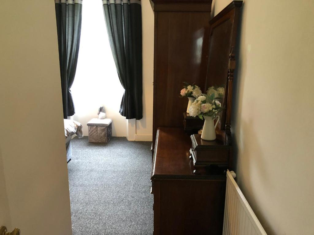 Postel nebo postele na pokoji v ubytování Captivating 2-Bed Apartment in Isle of Bute