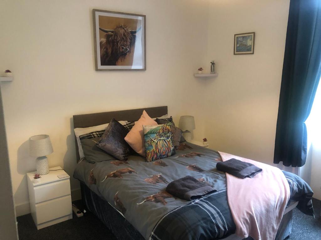 Postel nebo postele na pokoji v ubytování Captivating 2-Bed Apartment in Isle of Bute