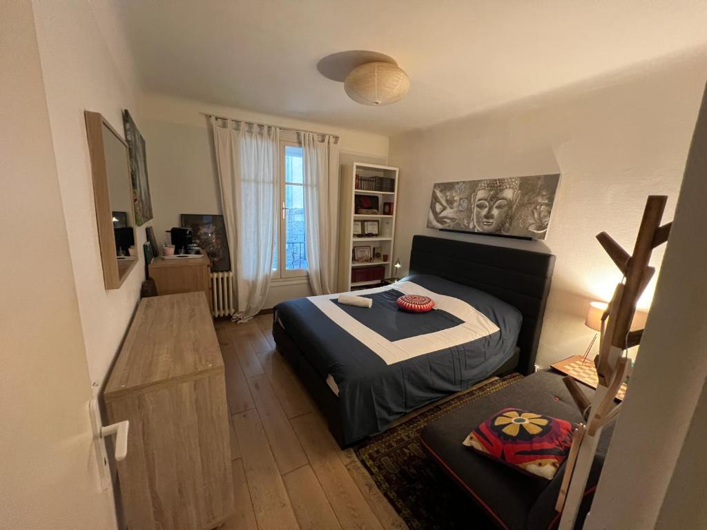 een kleine slaapkamer met een bed en een raam bij Lit Queen Size, 3mn Beach Biarritz in Biarritz