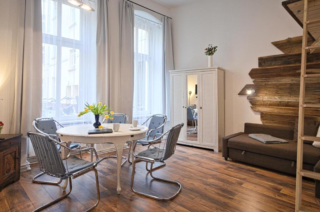 un comedor con mesa y sillas en una habitación en Quiet Courtyard Apartment (PB1), en Berlín