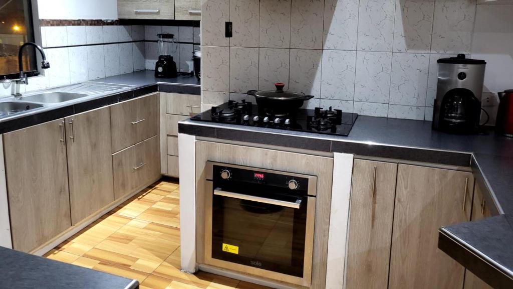 Kuchyň nebo kuchyňský kout v ubytování Home Blessed