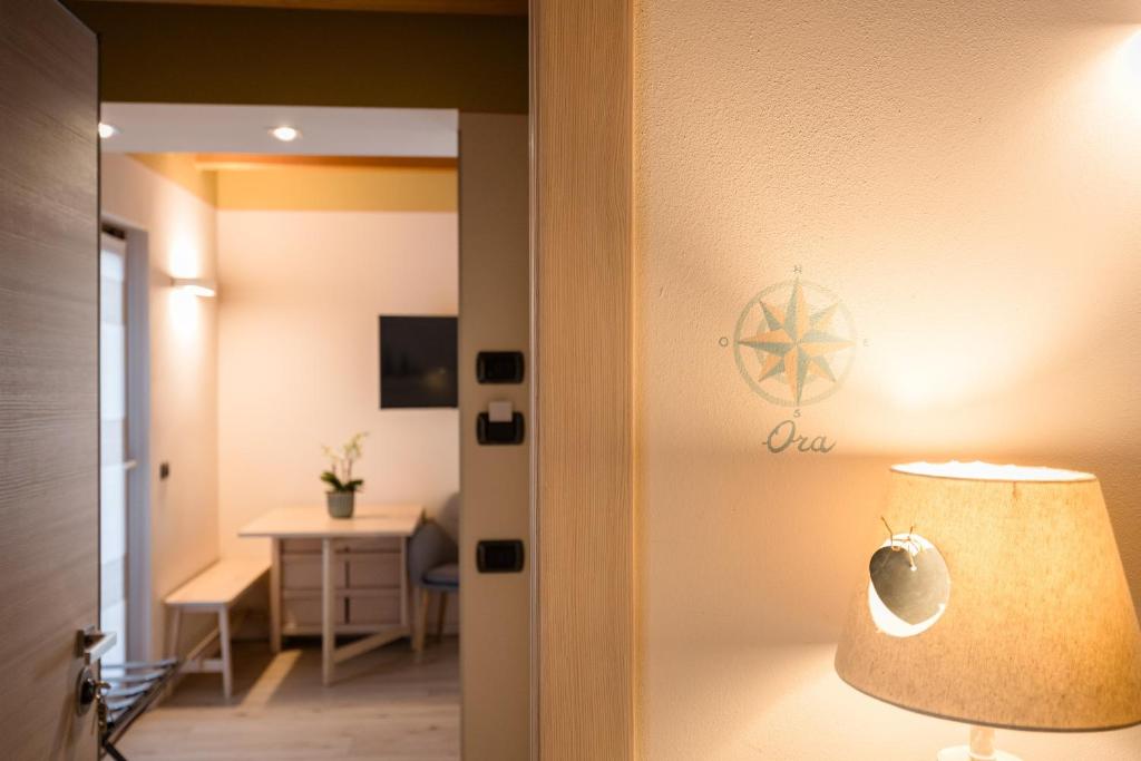 Televízia a/alebo spoločenská miestnosť v ubytovaní Charming Sirmione