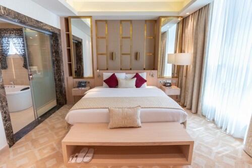 Postel nebo postele na pokoji v ubytování Century Hotel Doha