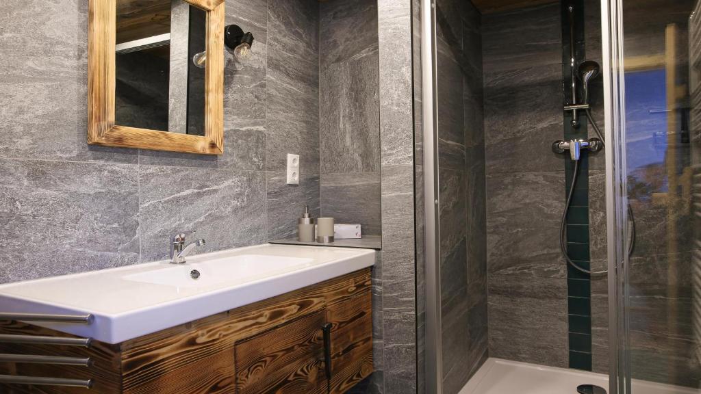 A bathroom at Landhaus Sommerbichl
