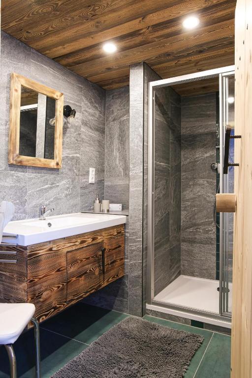 A bathroom at Landhaus Sommerbichl