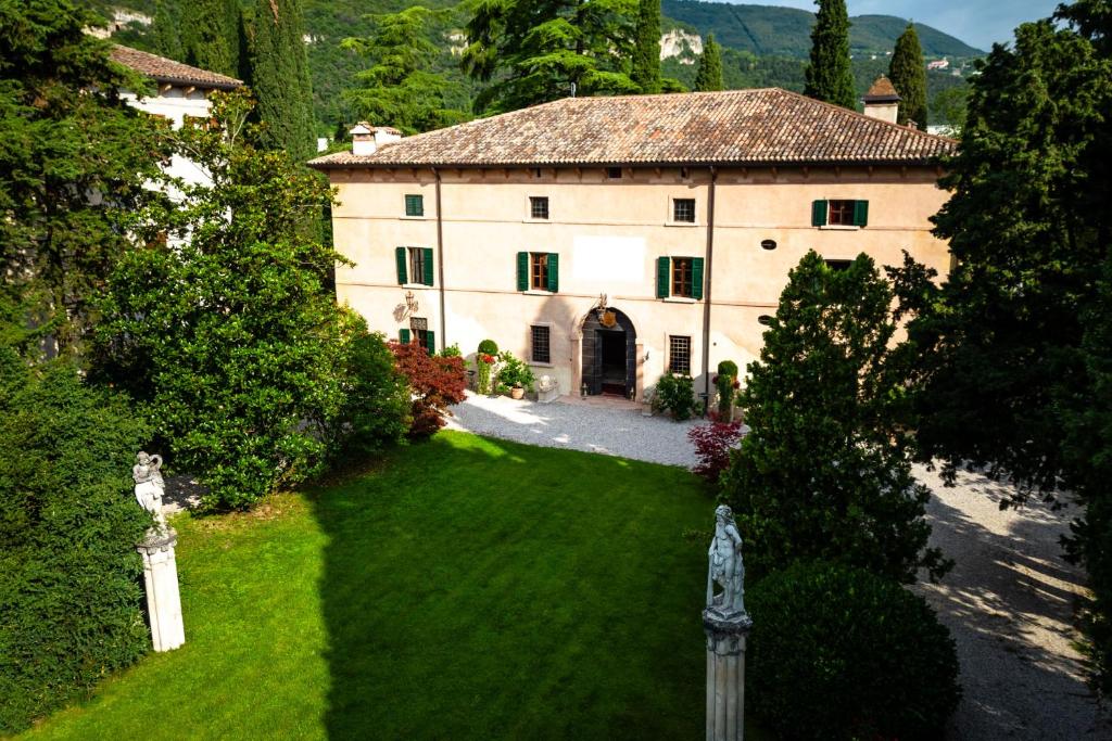 una vista aérea de una casa grande con patio en Villa Carrara La Spada, en Grezzana