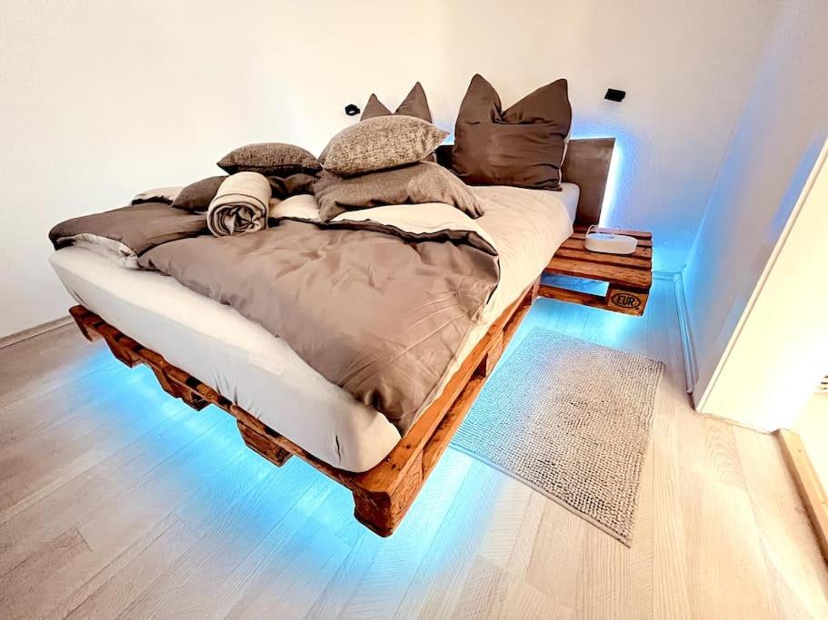 1 dormitorio con 1 cama con marco de madera en Suburban Jungle en Bochum