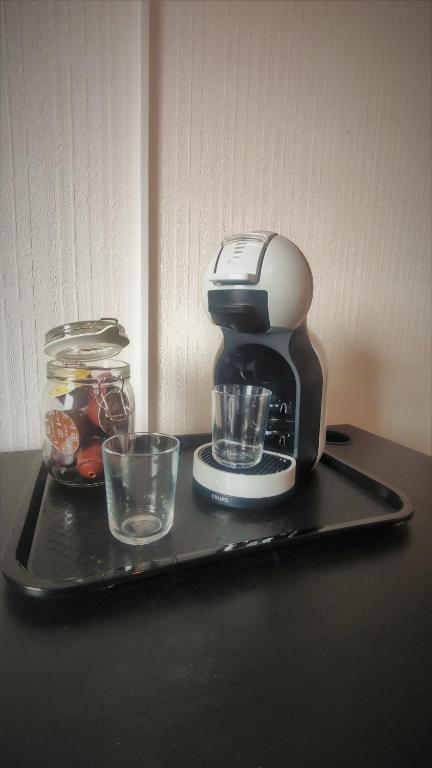 Příslušenství pro přípravu čaje a kávy v ubytování Roastineer Hotel