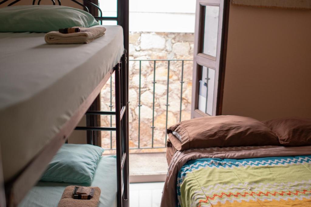 Postel nebo postele na pokoji v ubytování Hostal Encounter Guanajuato