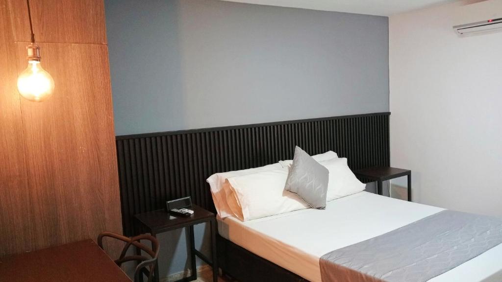 Postel nebo postele na pokoji v ubytování Hotel Palmas del Estadio