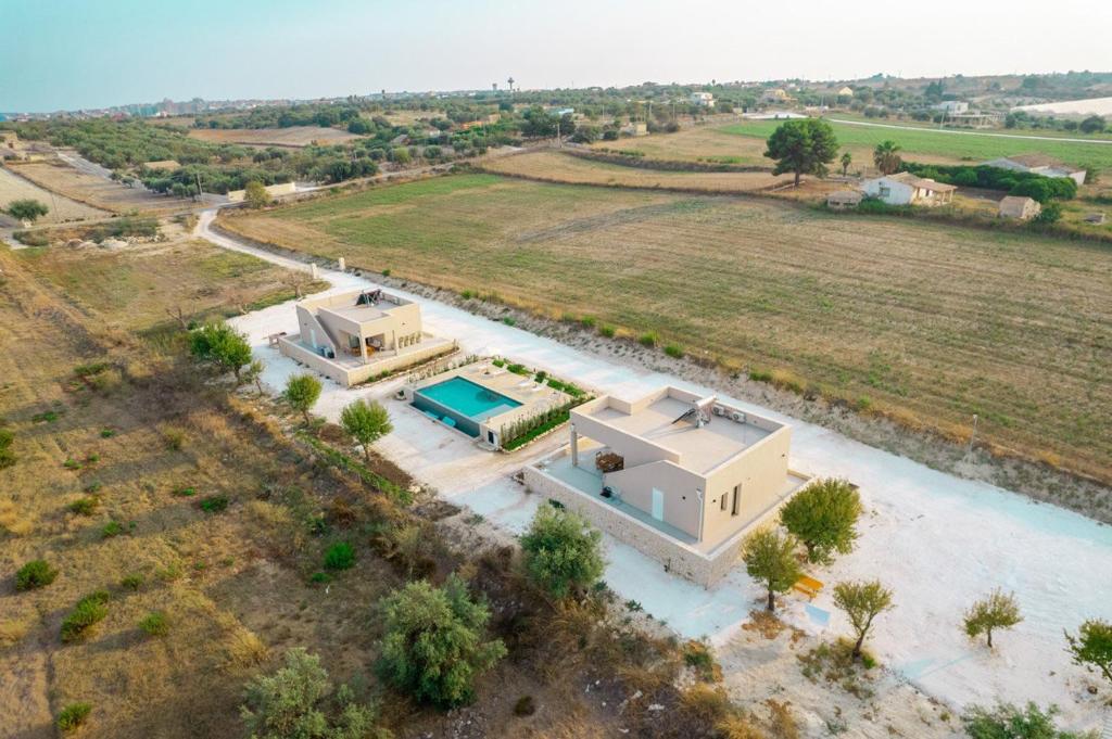 eine Luftansicht eines Hauses mit Pool in der Unterkunft Dimore LE GRASTE - Made in Sicily in Noto