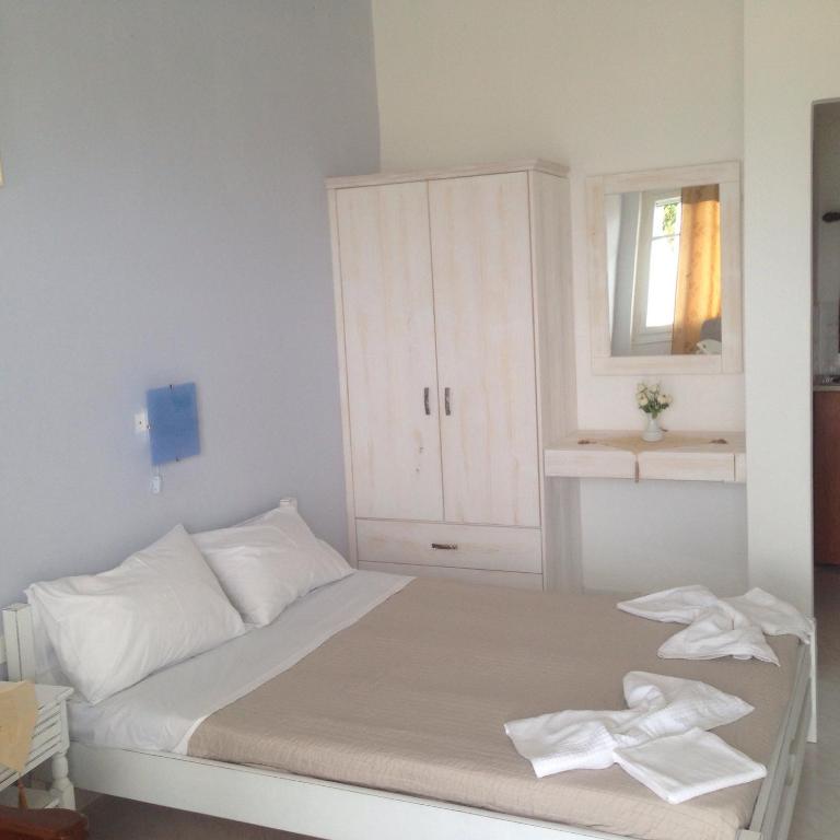Postel nebo postele na pokoji v ubytování Κalamitsi Rooms & Apartments