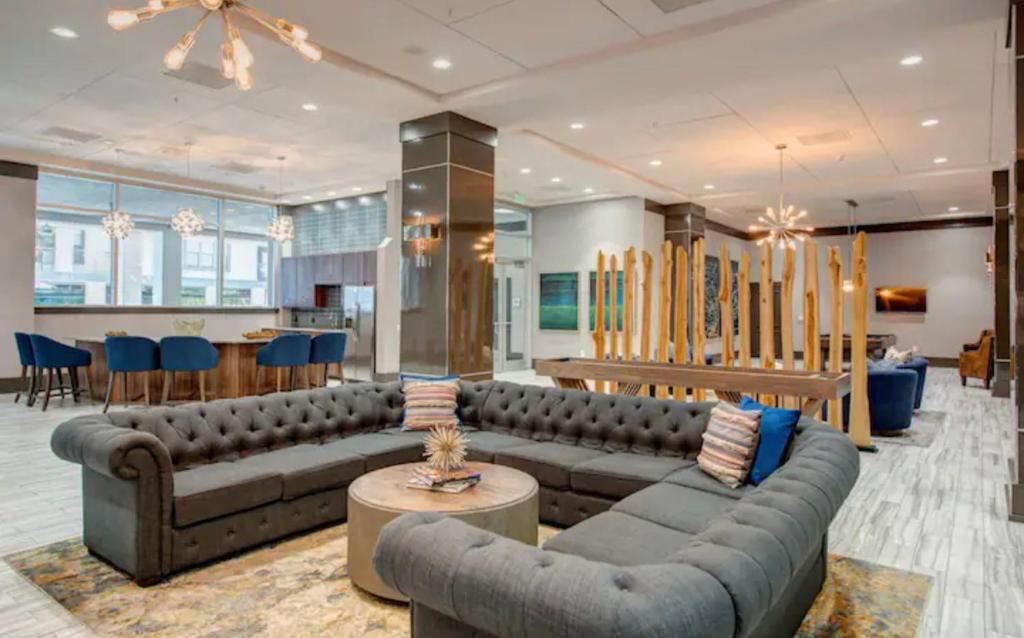 una gran sala de estar con sofás y una mesa. en City living with a resort feel !, en Houston