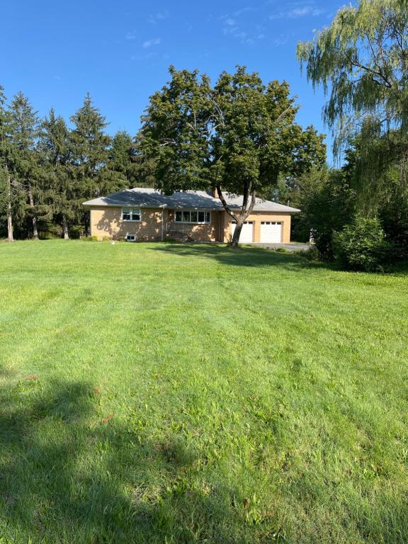 ein Haus auf einem Feld mit einem großen Hof in der Unterkunft Private House in Somerset/New Brunswick Central Jersey 