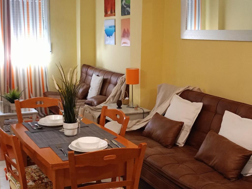 sala de estar con sofá y mesa en Reyes, en Monachil
