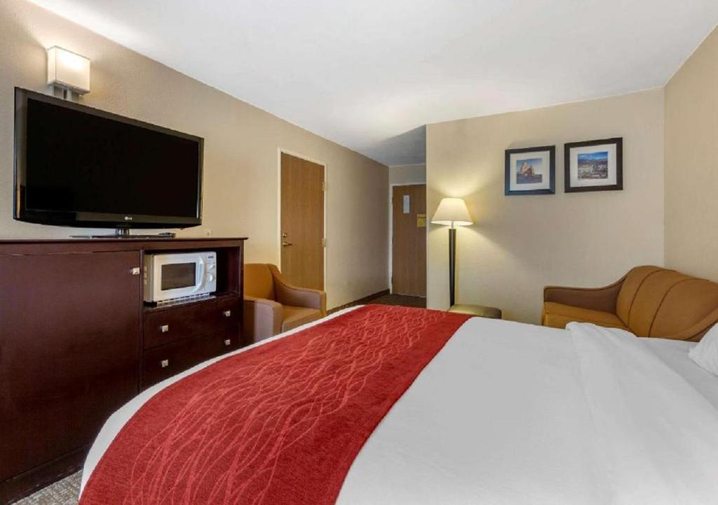 TV a/nebo společenská místnost v ubytování Comfort Inn & Suites North Tucson Marana