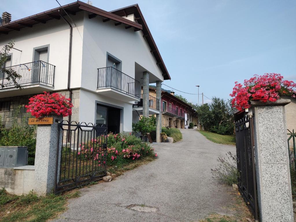 a gate to a house with flowers on it at Ca' dei Vescu - villetta per vacanze in Demonte