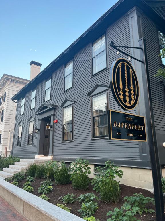 樸茨茅斯的住宿－The Davenport Inn，前面有标志的黑色建筑