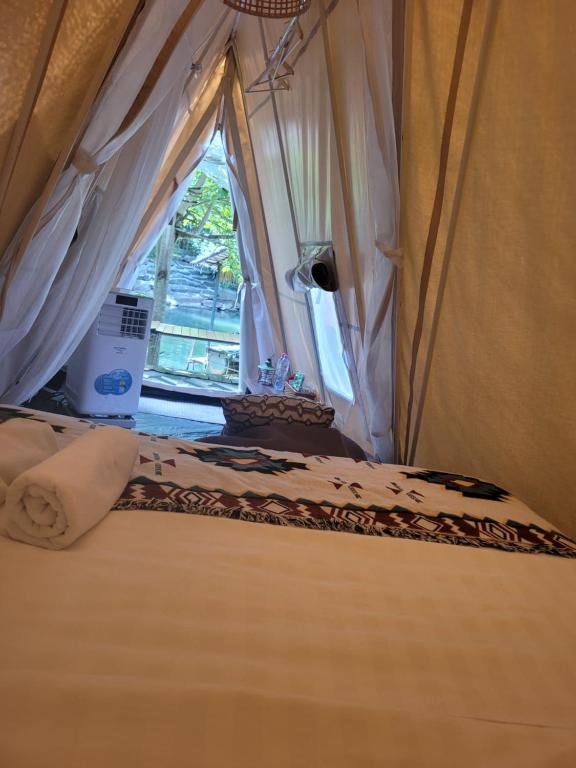 Postel nebo postele na pokoji v ubytování Brookhouse & Glamping