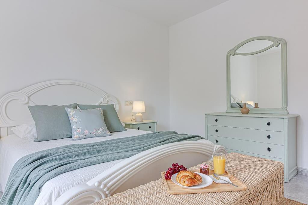 une chambre avec un lit avec un plateau de nourriture dessus dans l'établissement Casa Herminia, à Coristanco