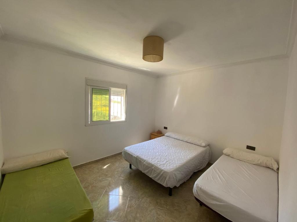 1 Schlafzimmer mit 2 Betten und einem Fenster in der Unterkunft Sea house in Nador