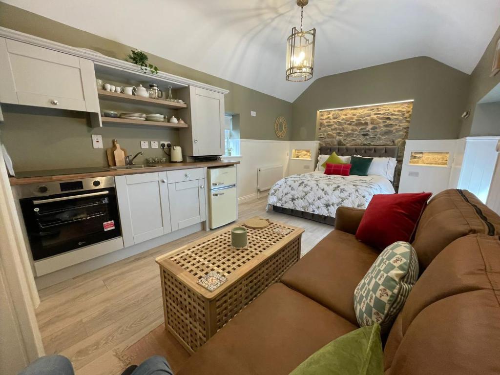 uma sala de estar com um sofá e uma cama em Toddys Hideaway em Cavan