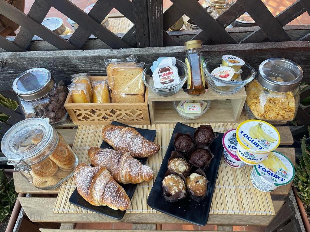 a table full of different types of bread and pastries at B&B La Torre in Realmonte