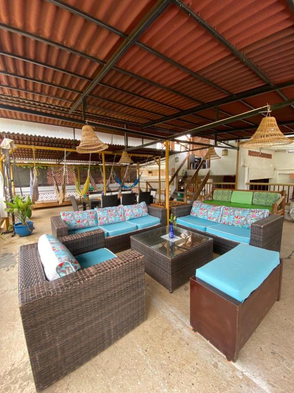 grupa kanap i stołów w budynku w obiekcie Casa Italia Guest House w mieście Taganga