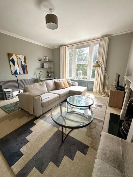 Right Beside Bristol University off Whiteladies Road BBC Bristol 3mins