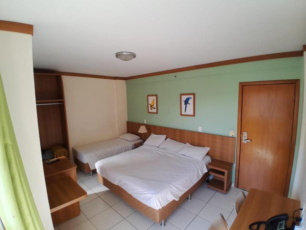 卡爾達斯諾瓦斯的住宿－Golden Dolphin Resort - Caldas Novas - GO，一间卧室,配有两张床