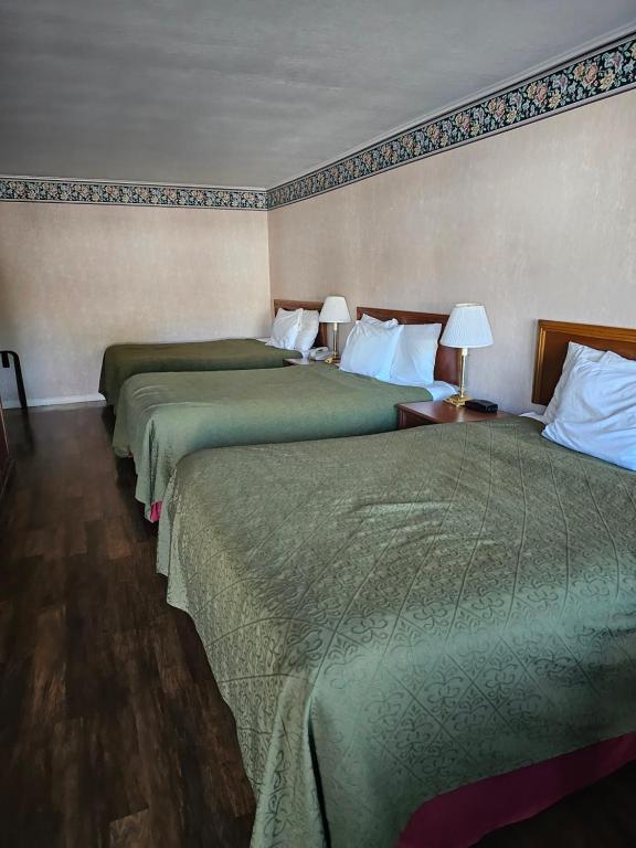 Postel nebo postele na pokoji v ubytování Travelodge by Wyndham Mackinaw City