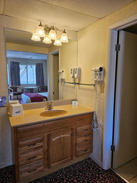 Postel nebo postele na pokoji v ubytování Travelodge by Wyndham Mackinaw City