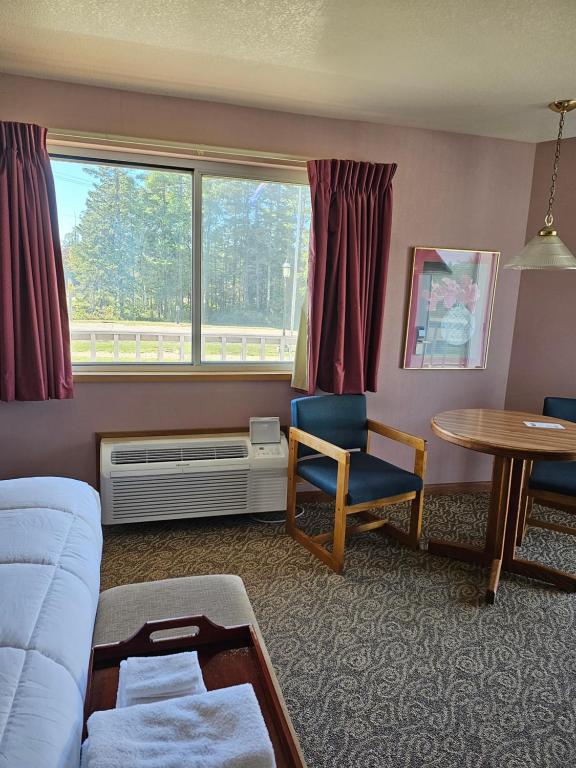 Posezení v ubytování Travelodge by Wyndham Mackinaw City