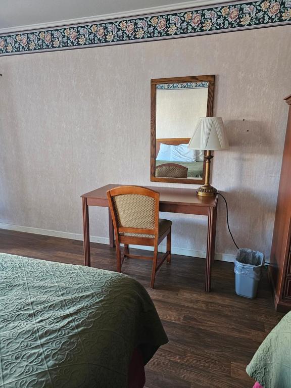 Postel nebo postele na pokoji v ubytování Travelodge by Wyndham Mackinaw City