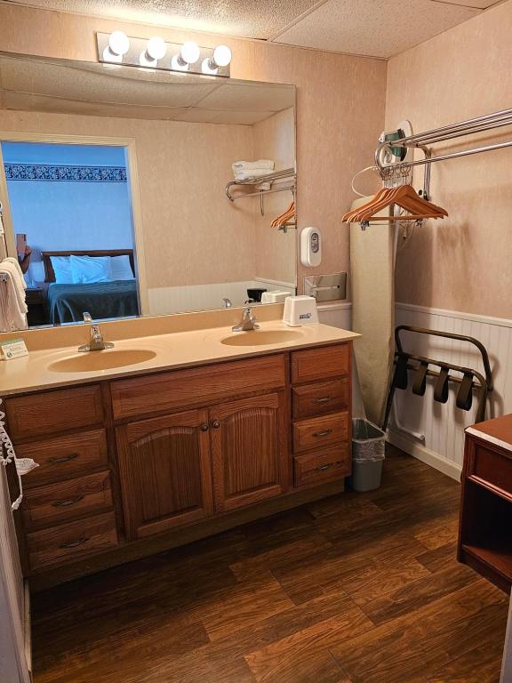 Kuchyň nebo kuchyňský kout v ubytování Travelodge by Wyndham Mackinaw City