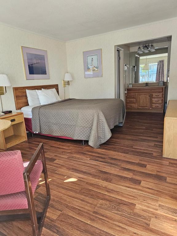 Postel nebo postele na pokoji v ubytování Travelodge by Wyndham Mackinaw City