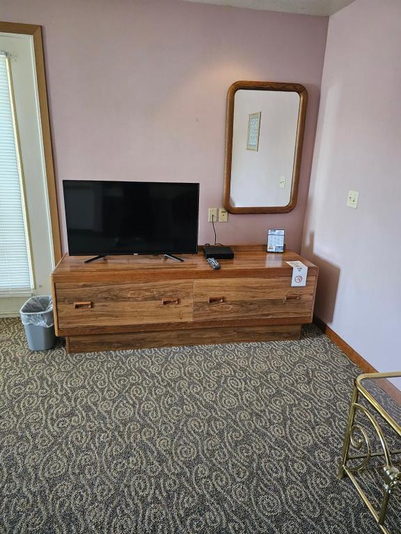 TV a/nebo společenská místnost v ubytování Travelodge by Wyndham Mackinaw City