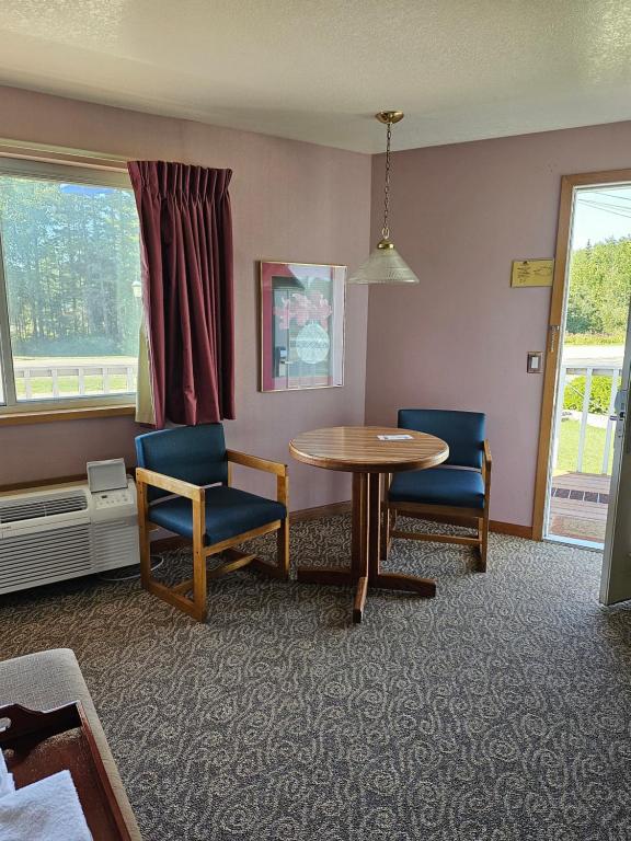 Posezení v ubytování Travelodge by Wyndham Mackinaw City