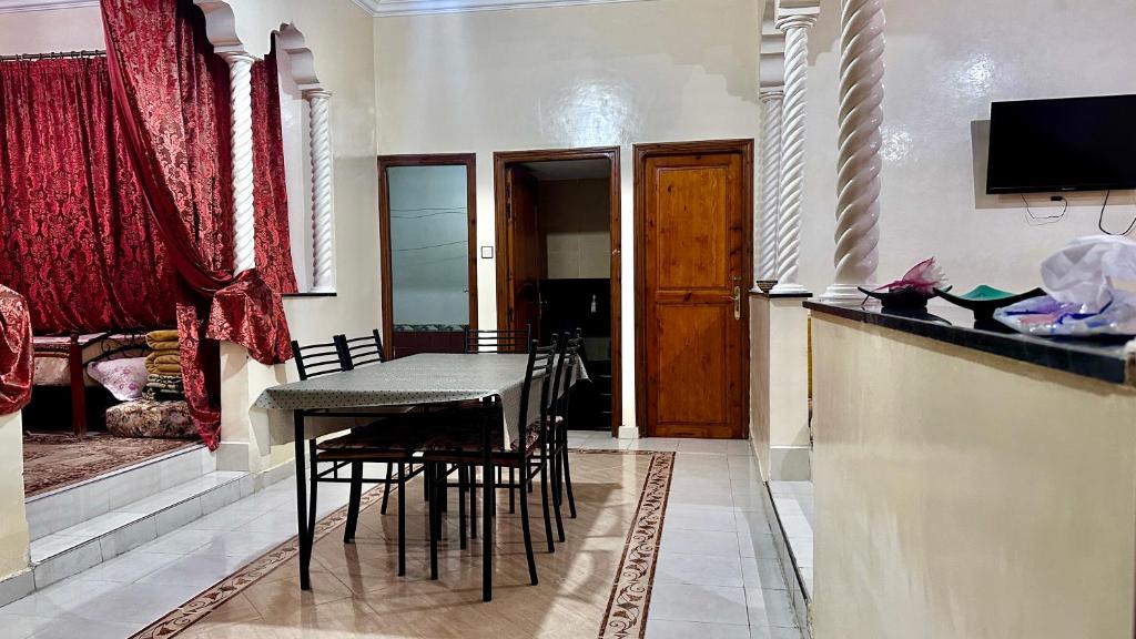 Location appartement meublée Taroudant في تارودانت: غرفة طعام مع طاولة وكراسي