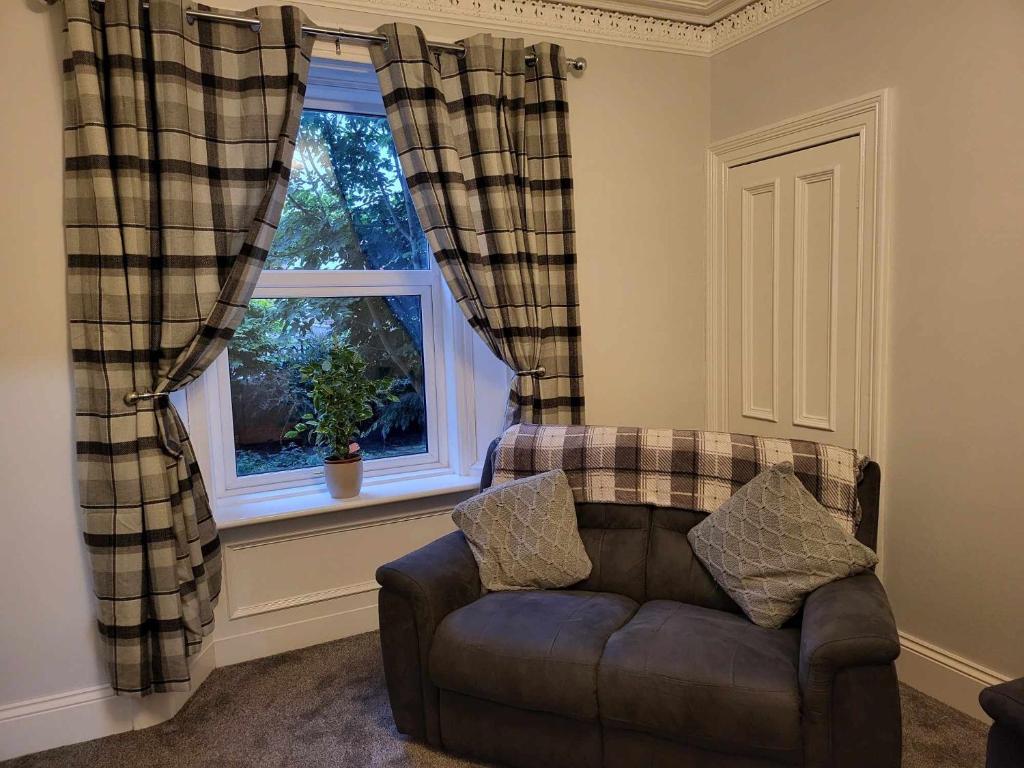uma sala de estar com um sofá e uma janela em 16 Northcote Street, Wick em Wick
