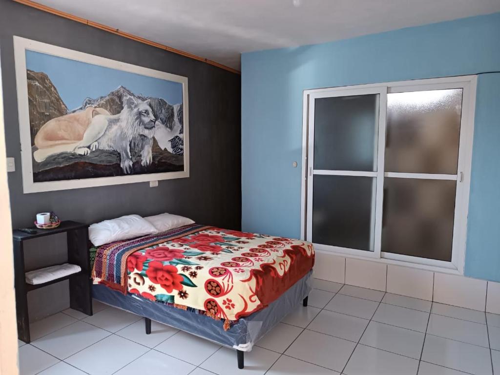 1 dormitorio con cama y ventana en CASA EMILY en San Pedro La Laguna