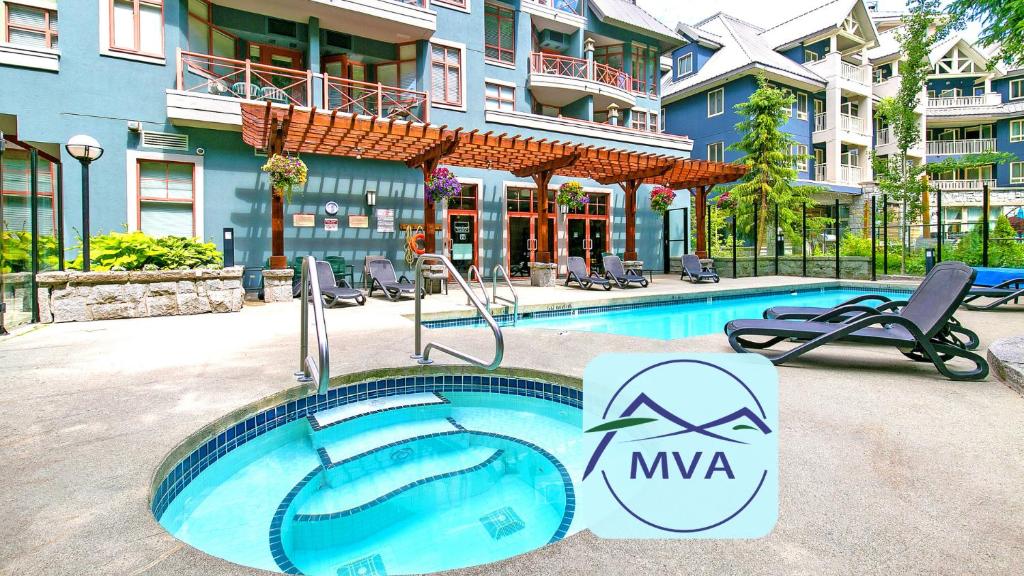 ein Swimmingpool in einem Hotel mit Stühlen drum herum in der Unterkunft Alpenglow Lodge Family Studio with Murphy Bed by MVA in Whistler