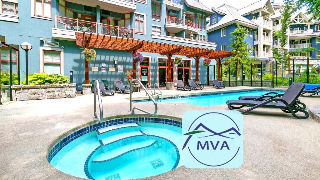uma piscina num hotel com cadeiras à volta em Alpenglow Lodge Large Studio by MVA em Whistler