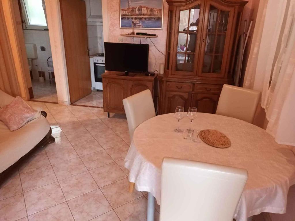 jadalnia ze stołem i kieliszkami do wina w obiekcie Studio in Privlaka/Zadar Riviera 7840 w mieście Privlaka