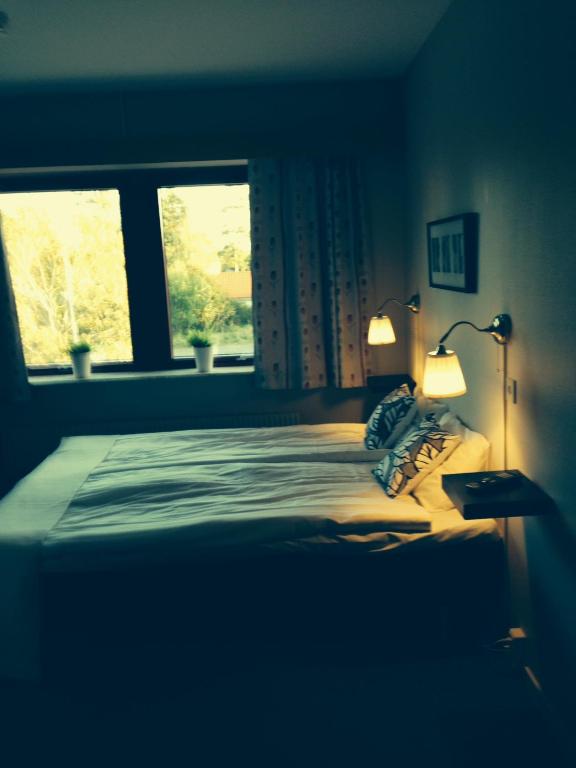Postel nebo postele na pokoji v ubytování Kils Hotell & Restaurang