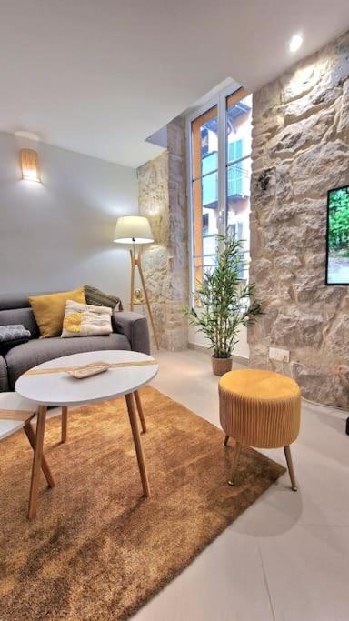 un salon avec un canapé et une table dans l'établissement T3 duplex cosy & calme au port - Tram, à Nice