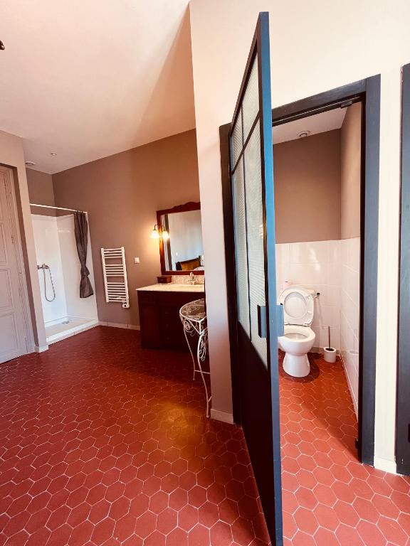 Demeure Sainte Clotilde, événementiel et chambres d'hôtes à Neffies - Habitación Cuádruple Con Baño