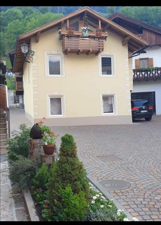 dom z ceglanym podjazdem przed nim w obiekcie Casa Jasmina w mieście Mezzano
